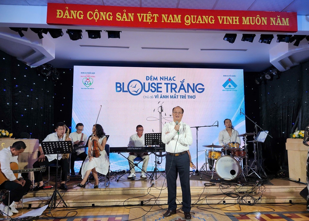 y-bac-si-cat-tieng-hat-chung-tay-mang-anh-sang-den-tre-em-ngheo-1781484657.jpg
