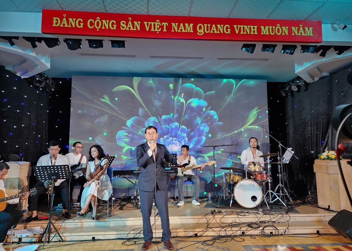 y-bac-si-cat-tieng-hat-chung-tay-mang-anh-sang-den-tre-em-ngheo-2-1781484657.jpg