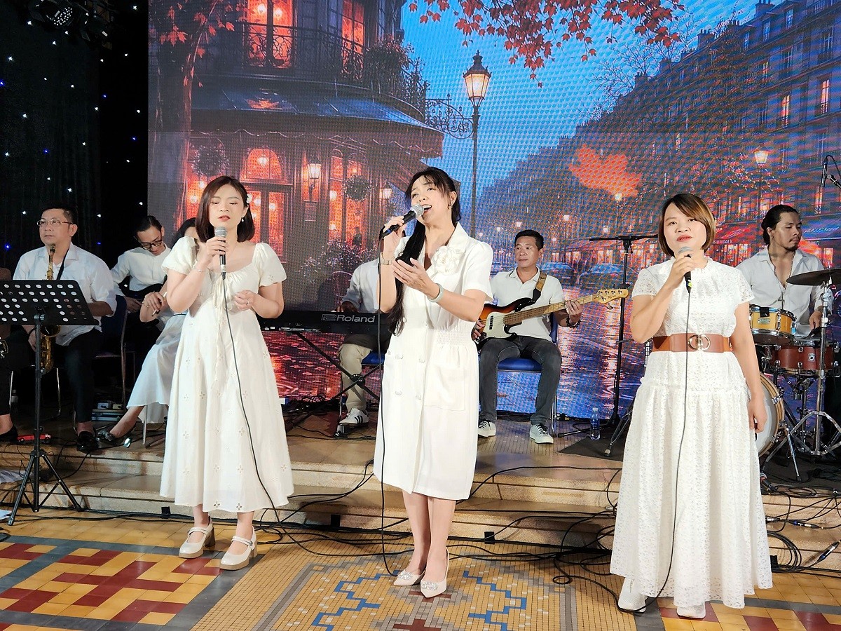 y-bac-si-cat-tieng-hat-chung-tay-mang-anh-sang-den-tre-em-ngheo-3-1781484657.jpg