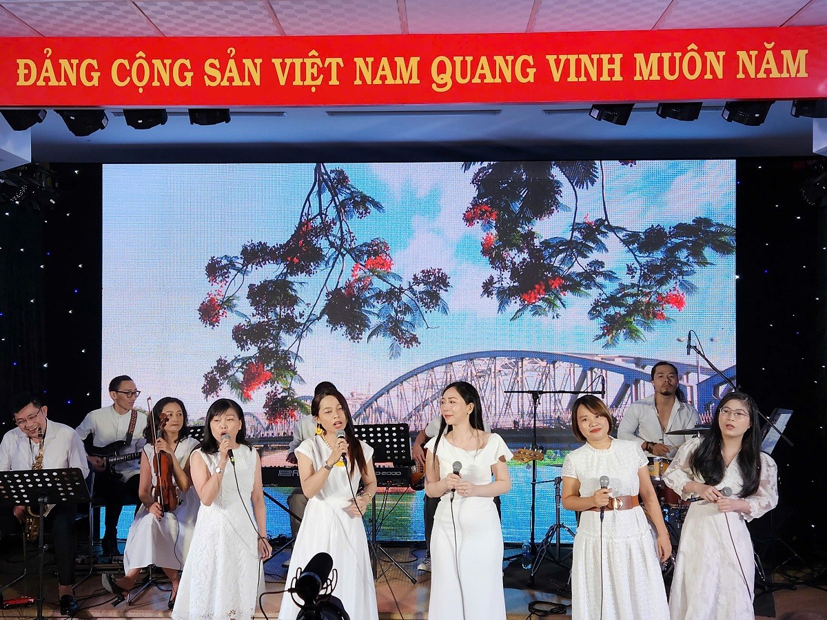 y-bac-si-cat-tieng-hat-chung-tay-mang-anh-sang-den-tre-em-ngheo-4-1781484657.jpg
