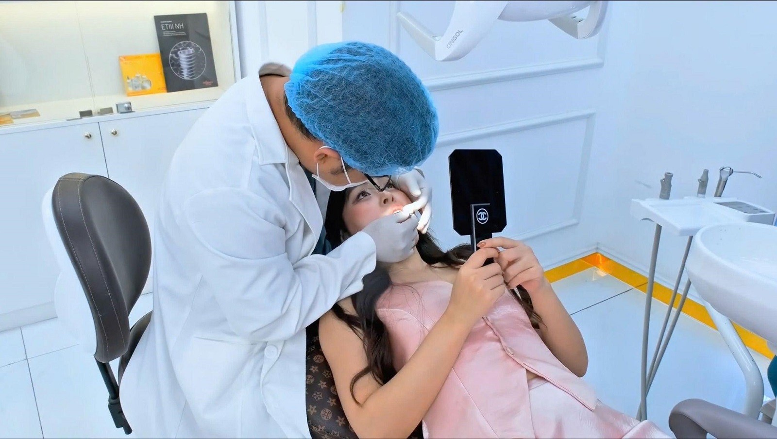 nha-khoa-rang-su-valis-dental-1781686431.jpg