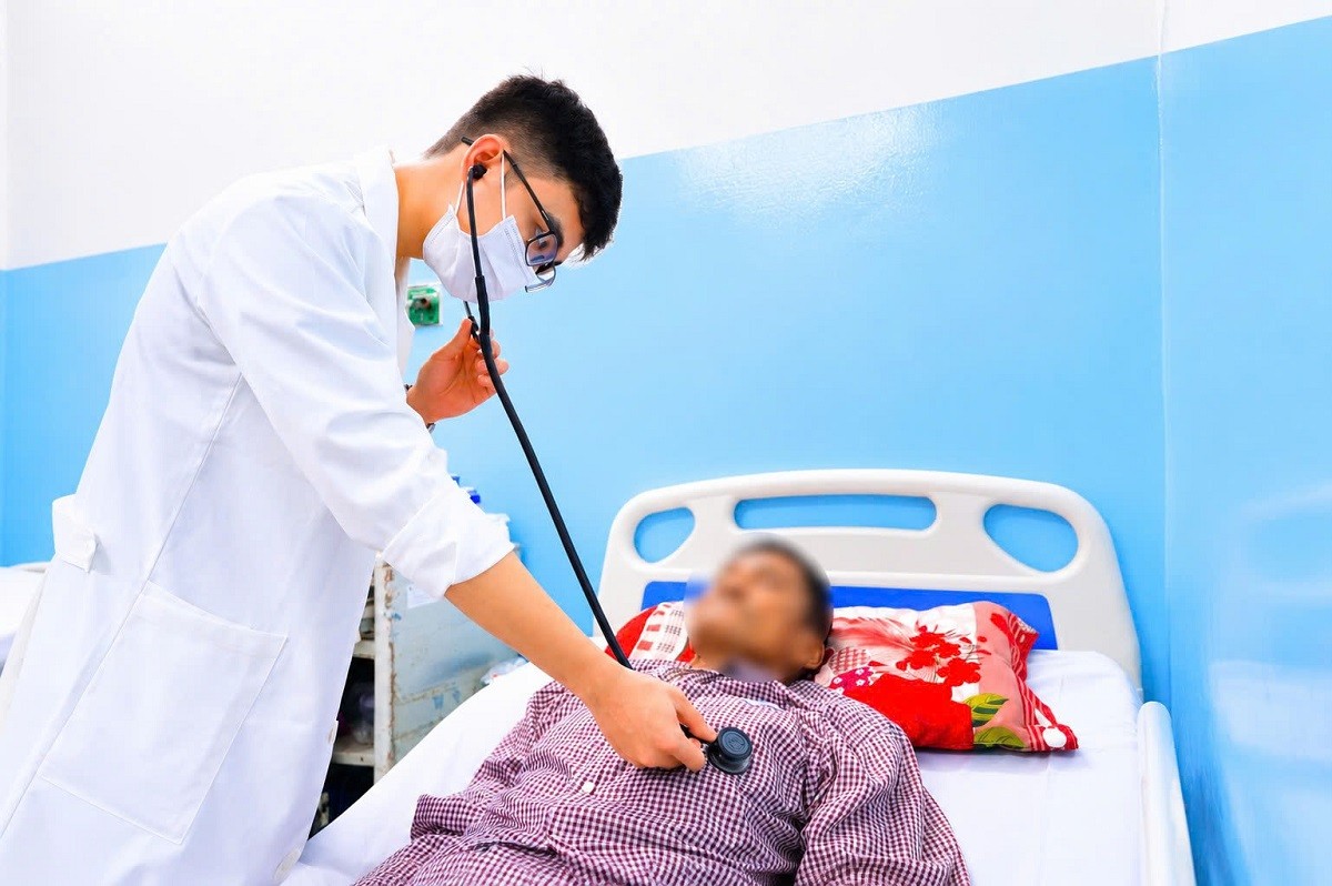 cu-ong-72-tuoi-ngung-tim-hoi-phuc-gan-nhu-hoan-toan-nho-ky-thuat-e-cpr-1-1782441920.jpg