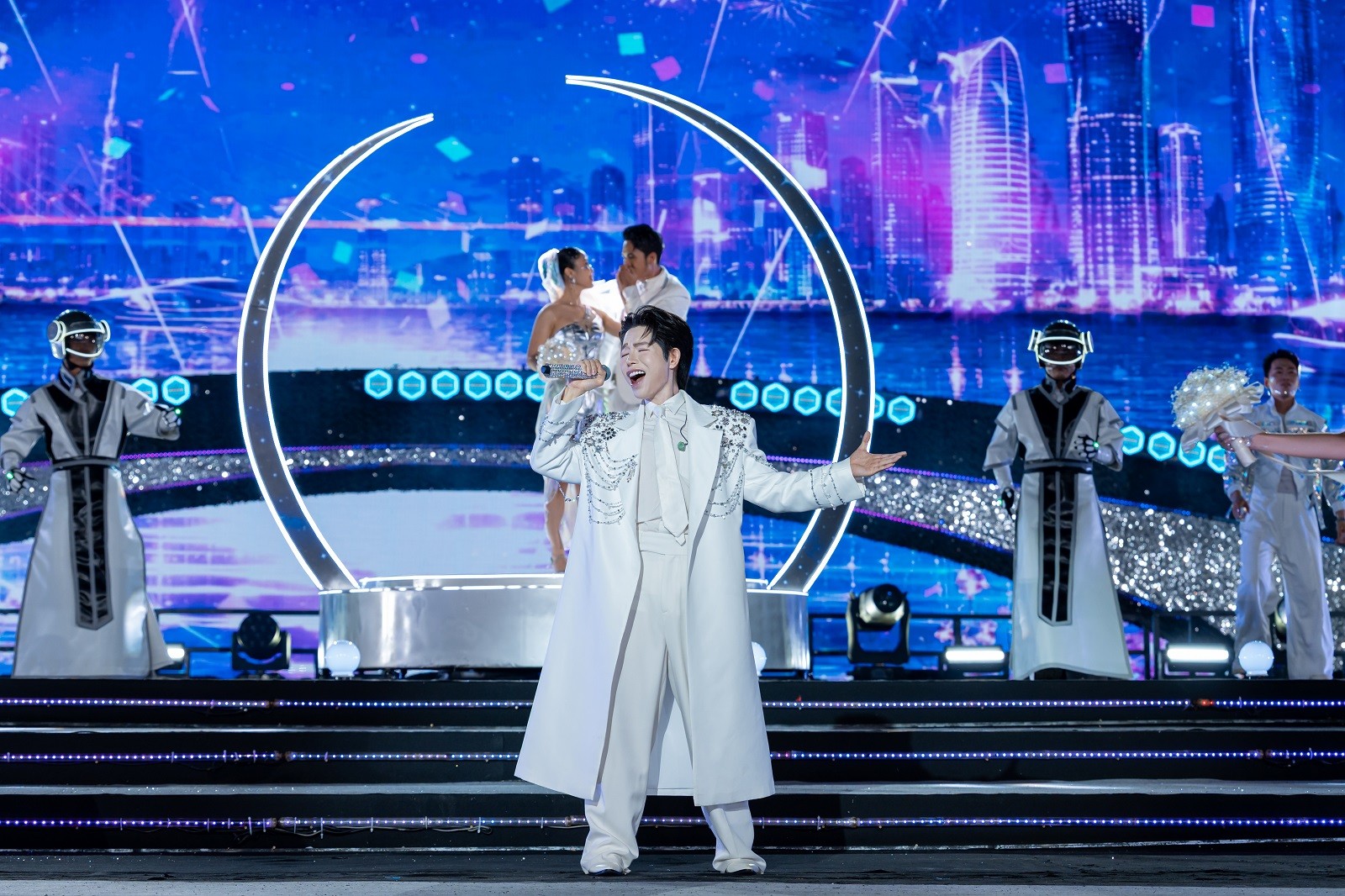 ca-si-duc-phuc-1782736832.jpg