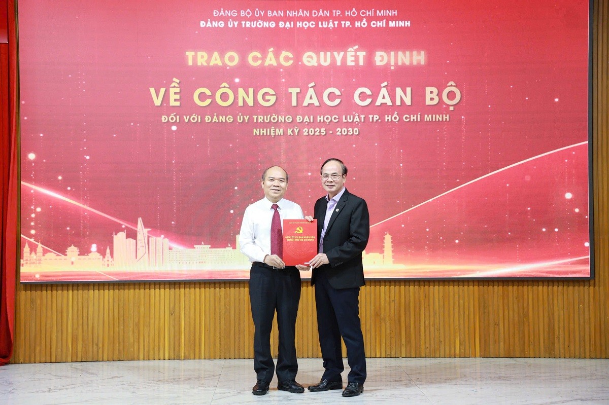 ts-le-truong-son-giu-chuc-bi-thu-dang-uy-truong-dai-hoc-luat-tphcm-3-1782832135.jpg