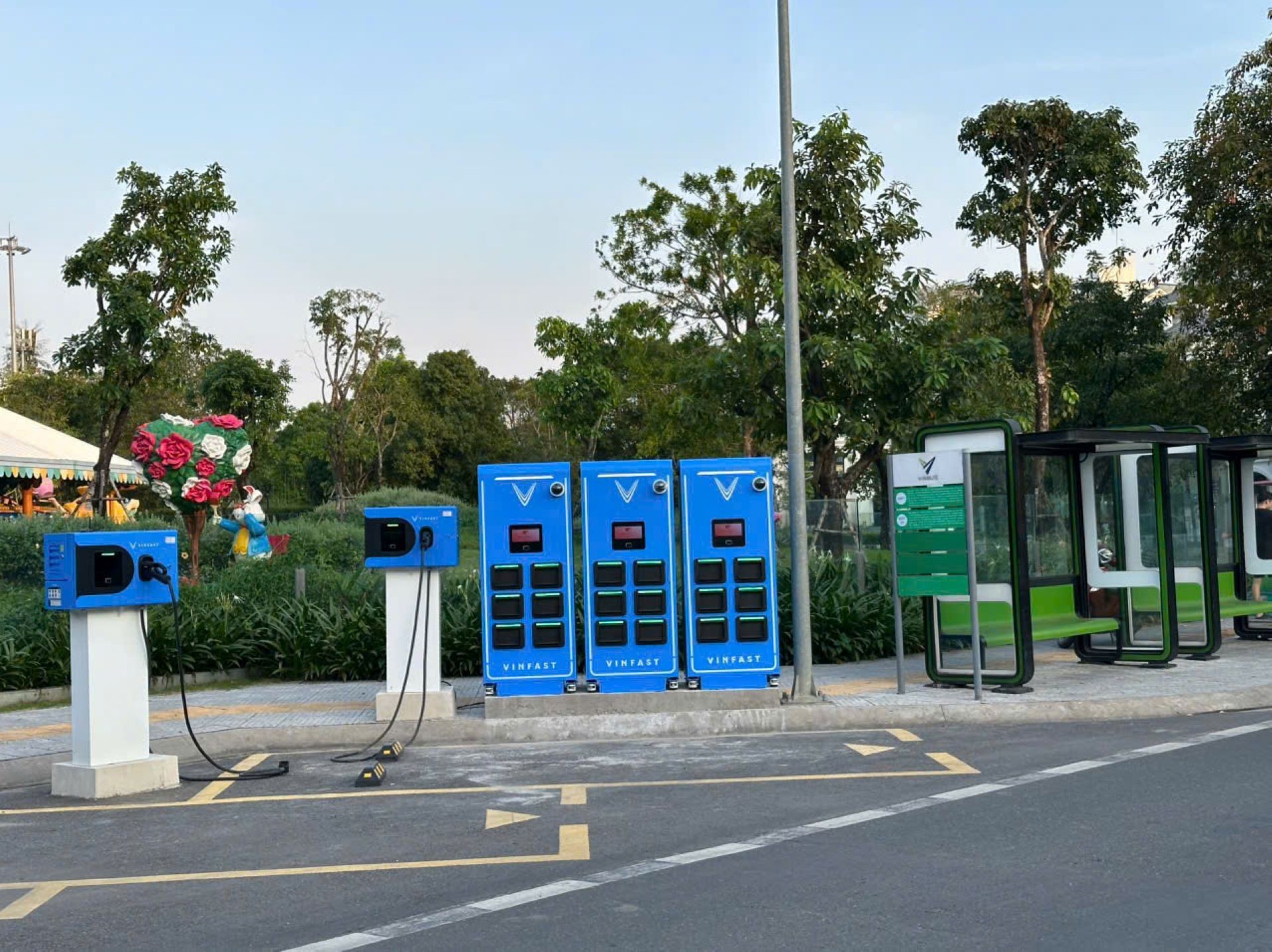 Người dùng yên tâm ‘bỏ xăng sang điện’ nhờ mạng lưới tủ đổi pin dày đặc và hậu mãi 5 sao của VinFast ảnh 1