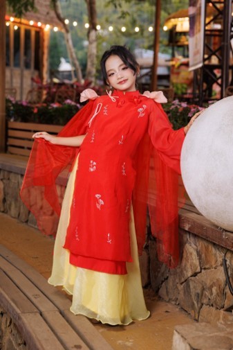 nguoi-mau-nhi-nguyen-phuong-binh-ao-dai-do-1783139714.jpg