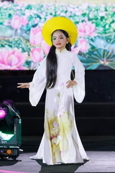 nguoi-mau-nhi-nguyen-phuong-binh-ao-dai-khan-dong-1783139714.jpg