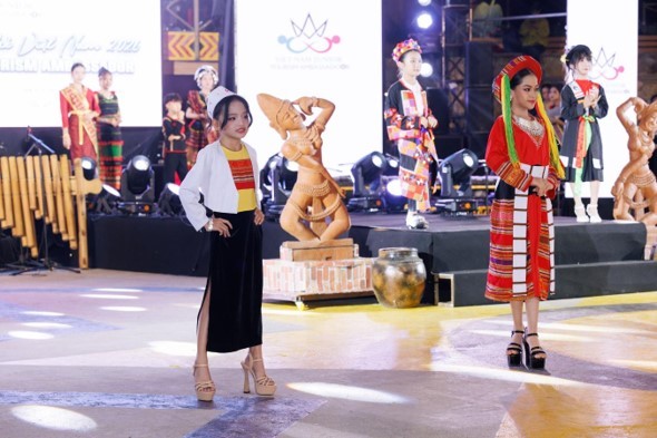 nguoi-mau-nhi-nguyen-phuong-binh-trang-phuc-tay-nguyen-1783139714.jpg