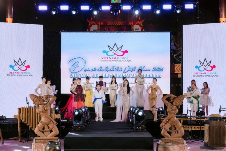 trao-giai-cuoc-thi-dai-su-du-lich-tre-viet-nam-2026-1783315704.jpg