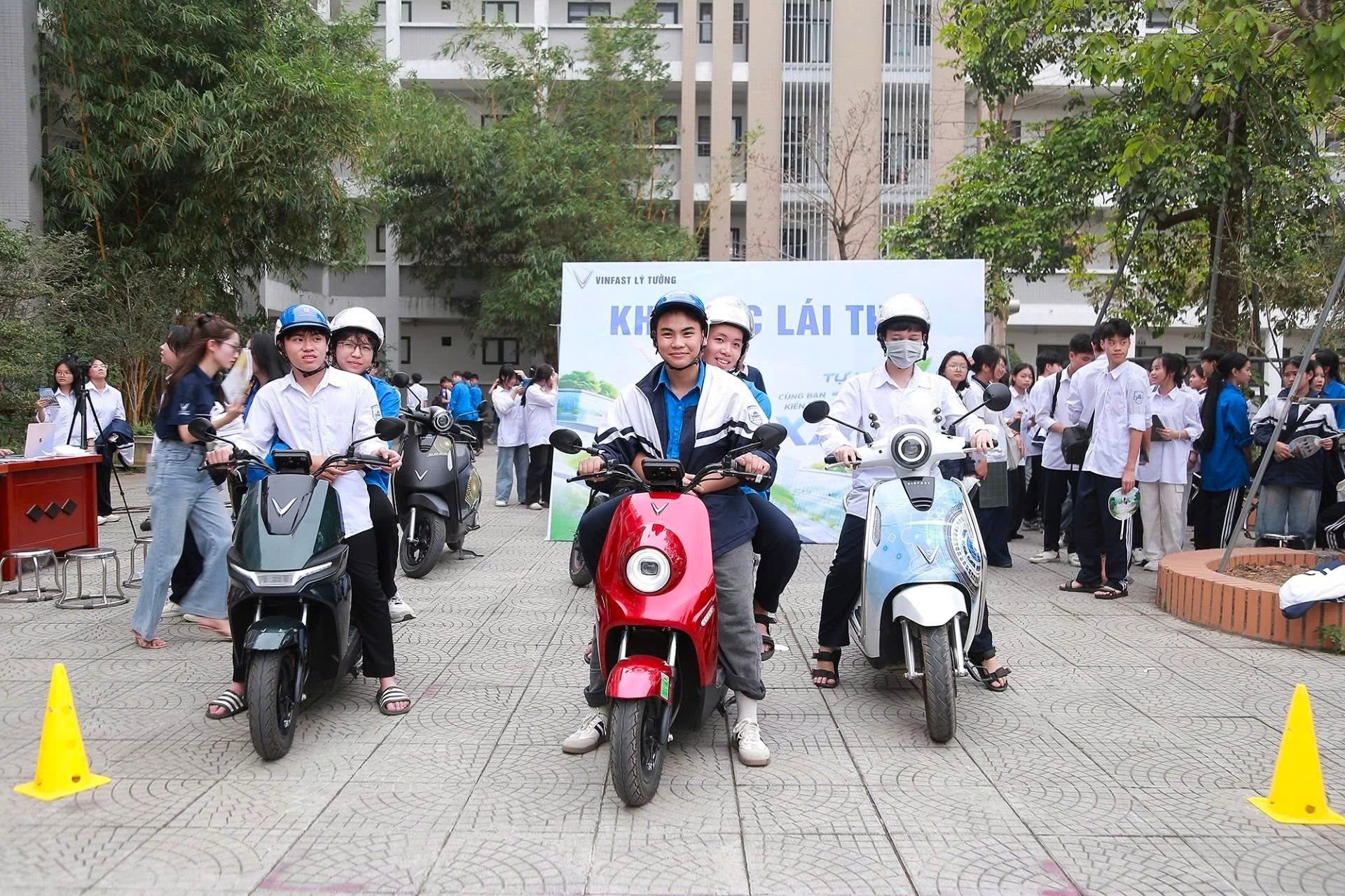 Cả nhà bỏ xe xăng, chuyển sang xe máy điện VinFast: Từ đi học, đi làm đến chạy dịch vụ đều có lời giải ảnh 1