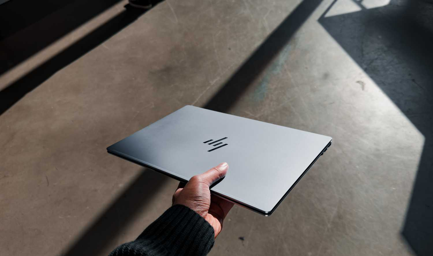 01-laptop-mong-nhe-di-chuyen-1784772293.png