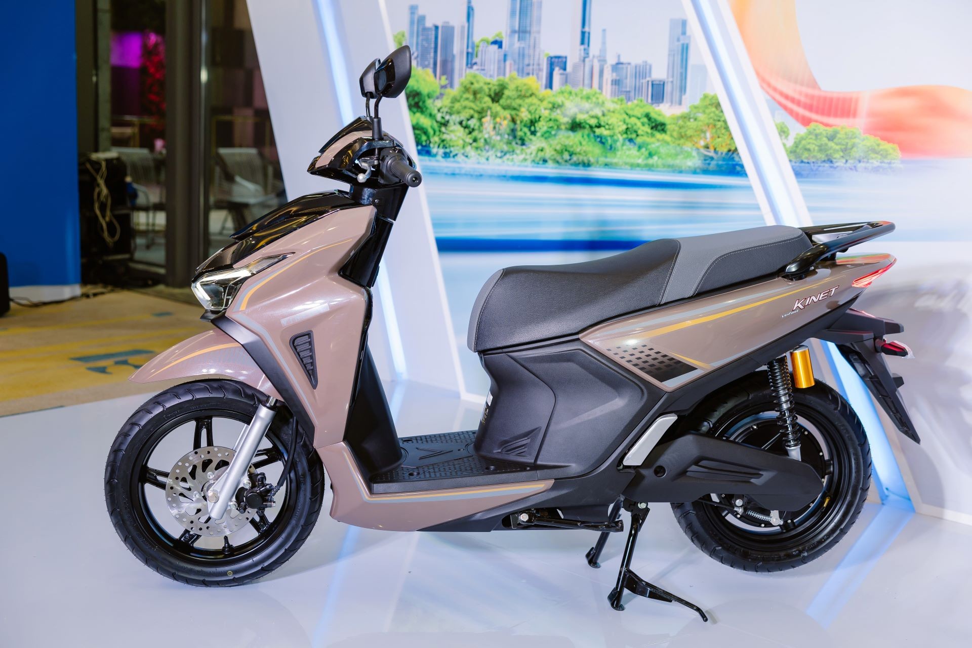 di-xa-145-km-doi-pin-trong-1-phut-xe-may-dien-vinfast-kinet-mo-rong-ban-do-cuoi-tuan-cua-gioi-tre-anh-1-1785471064.jpg