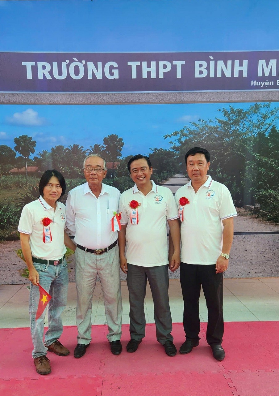 thay-pham-van-hong-truong-ptth-binh-minh-1785746781.jpg
