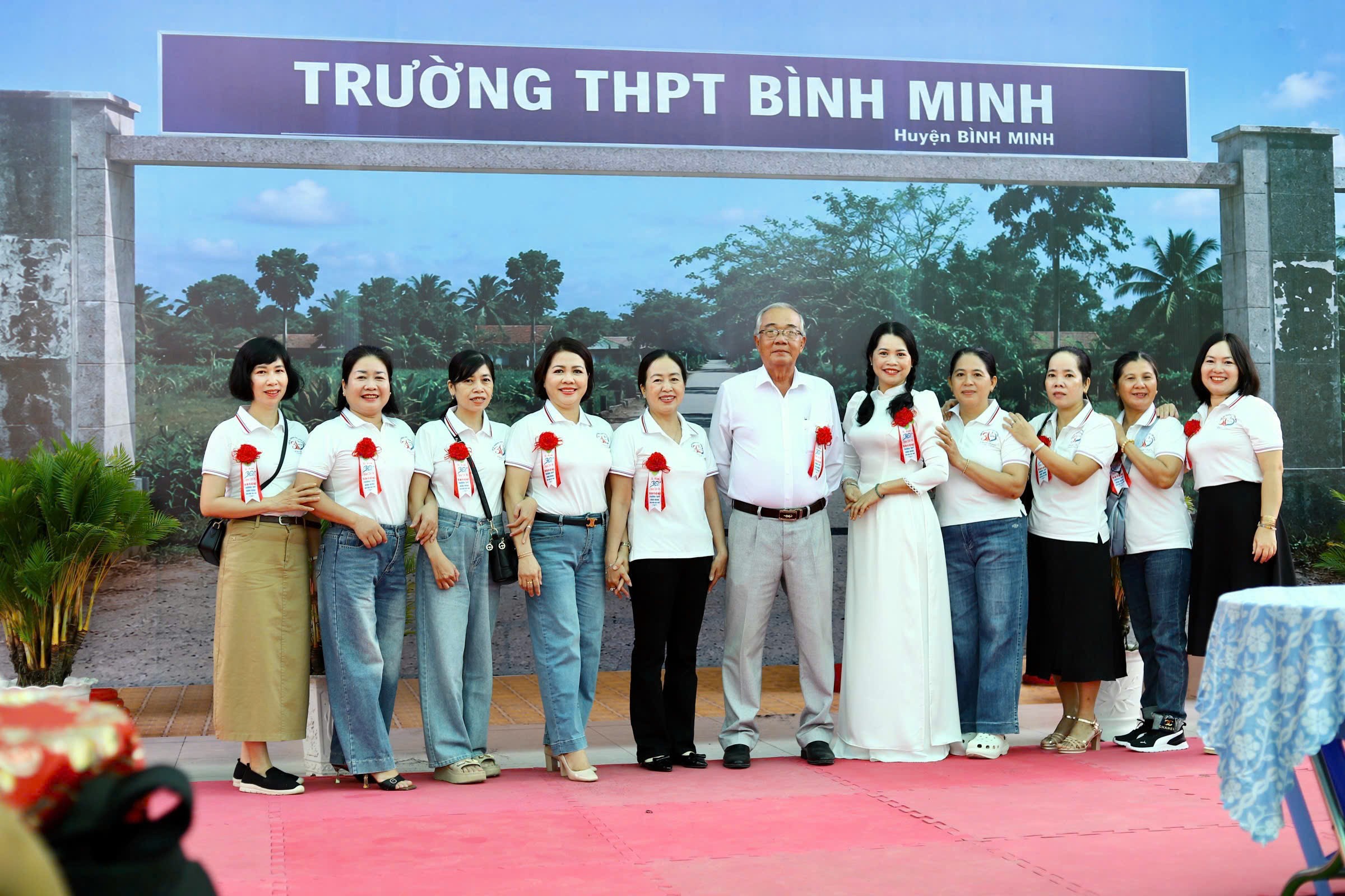chup-anh-luu-niem-voi-thay-thpt-binh-minh-1786031016.jpg