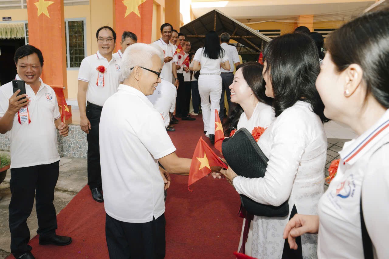 cuu-hoc-tro-thpt-binh-minh-don-tiep-thay-co-1786031015.jpg