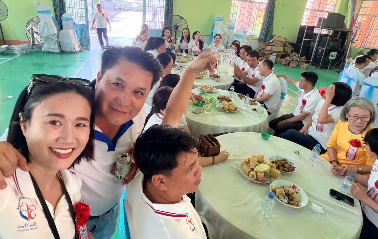 gap-mat-nien-khoa-1993-1996-thph-binh-minh-1786031015.jpg