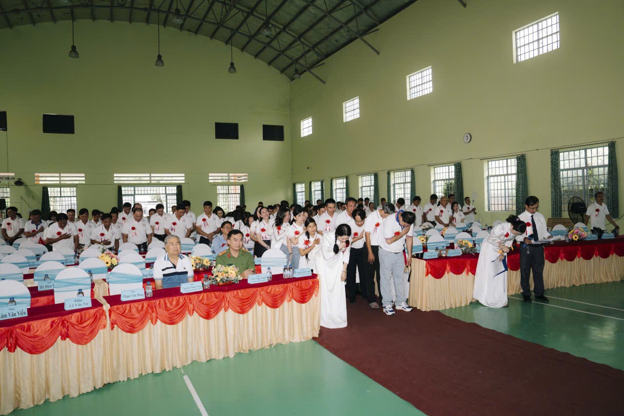 tuong-niem-thay-co-va-ban-hoc-cu-1786031015.jpg