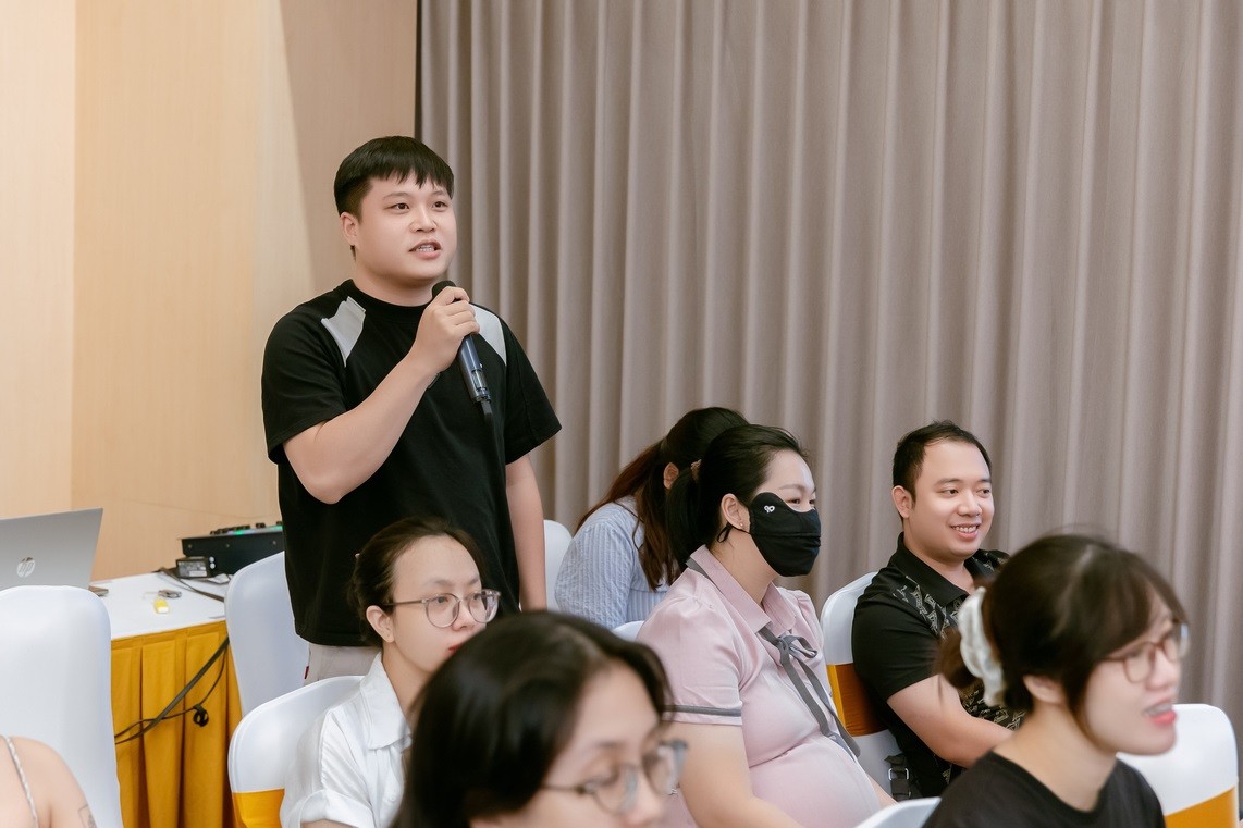 nguoi-chong-tham-du-lop-hoc-tien-san-1786082189.jpg