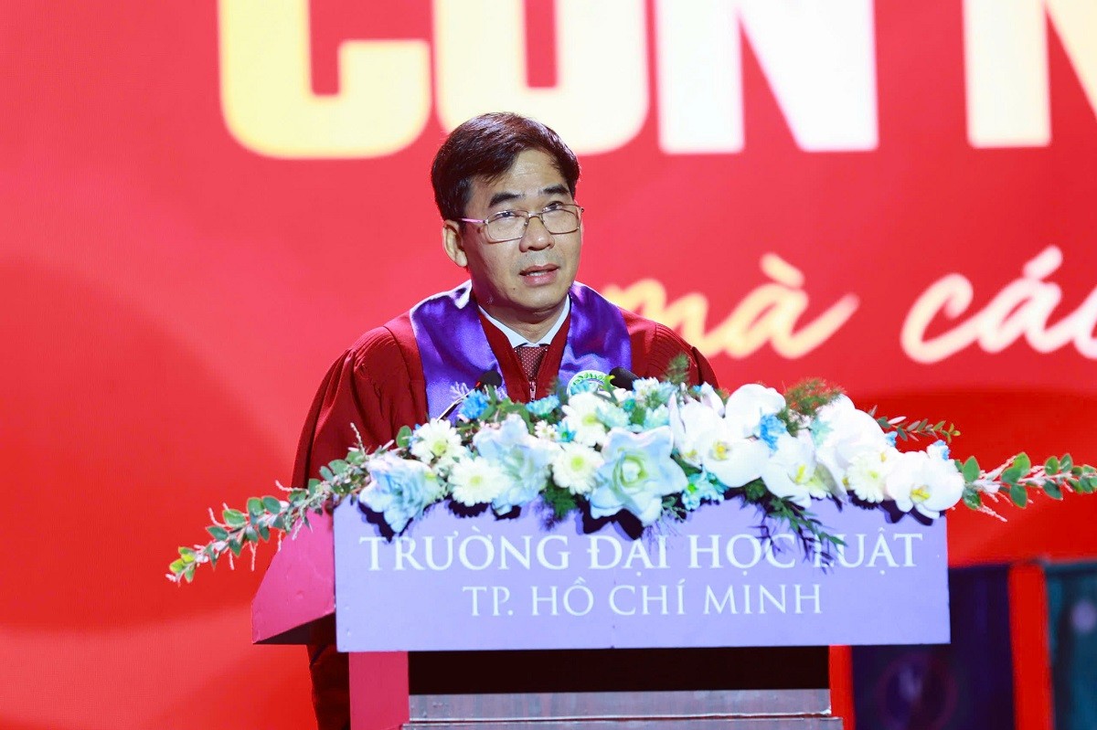 ulaw-vinh-danh-1748-tan-khoa-trao-gan-792-trieu-dong-khen-thuong-1-1786169984.jpg