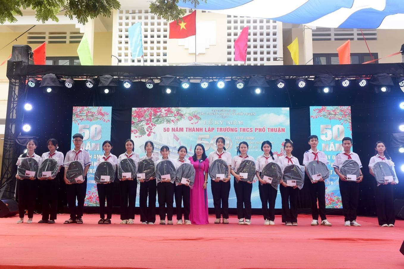 hieu-pho-truong-thcs-pho-thuan-trao-hoc-bong-va-qua-1786369832.jpg