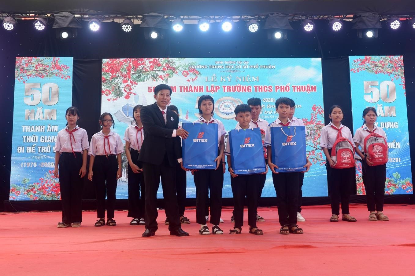 hieu-truong-truong-thcs-pho-thuan-trao-hoc-bong-va-qua-1786369833.jpg