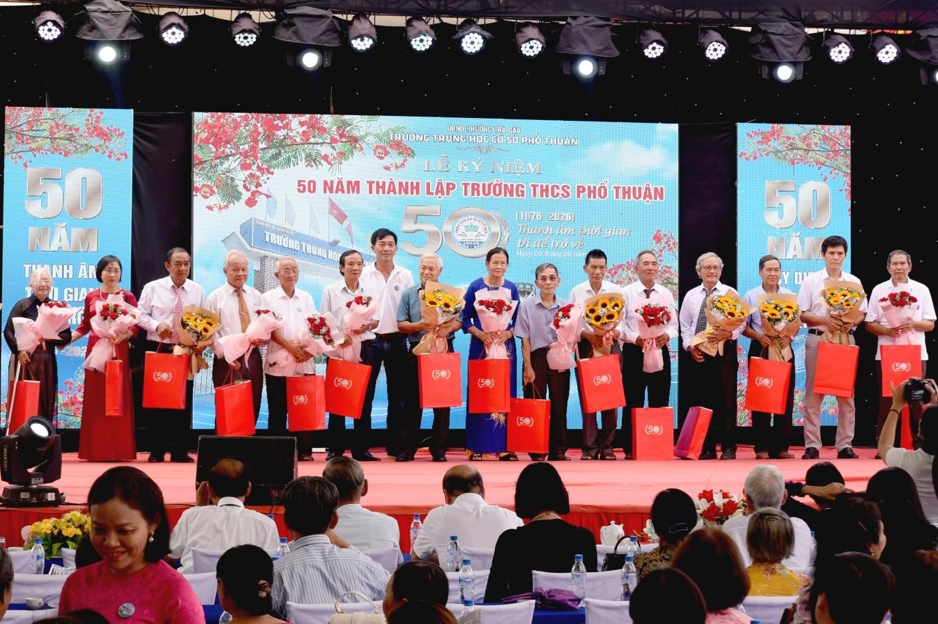 trao-qua-tri-an-truong-thcs-pho-thuan-1786372308.jpg