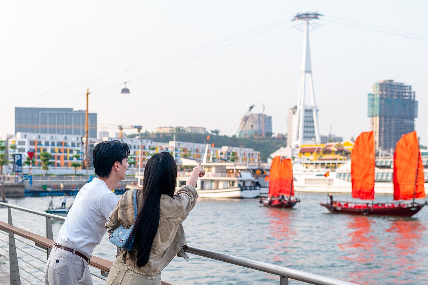 check-in-vui-fest-ha-long-1786588912.jpg