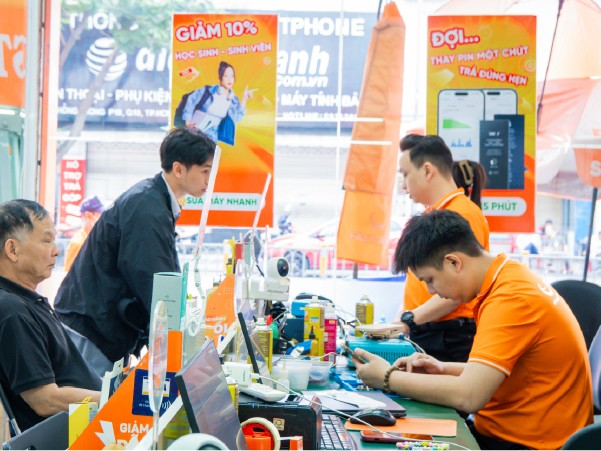 ky-thuat-vien-fastcare-kiem-tra-dien-thoai-1-1786701494.jpg
