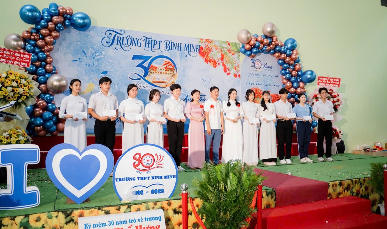 trao-hoc-bong-truong-thpt-binh-minh-1786788706.jpg