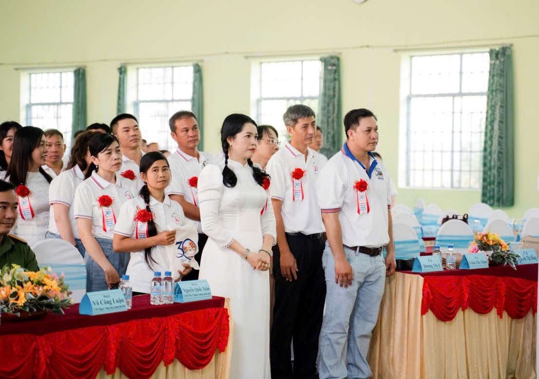 tuong-nho-thay-co-va-ban-hoc-cu-1786788706.jpg