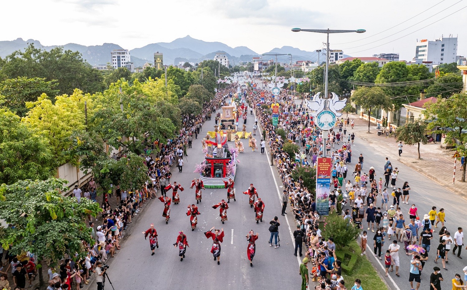 carnival-hoa-binh-1786956455.jpg