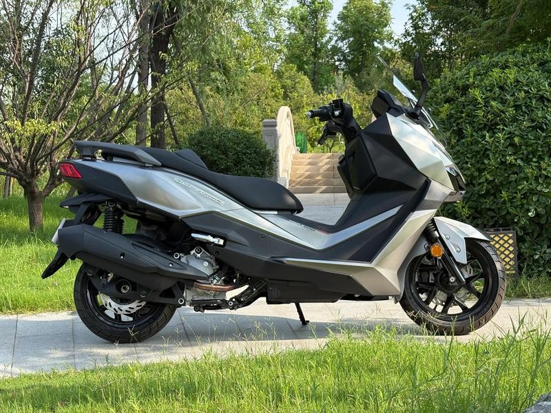 ‘Kẻ hủy diệt Honda SH’ chính thức ra mắt với giá 97 triệu đồng: Động cơ 278cc mạnh mẽ, có cả ABS và TCS ảnh 4