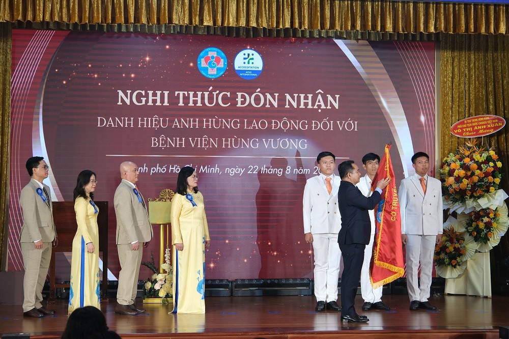 benh-vien-hung-vuong-don-danh-hieu-anh-hung-lao-dong-1-1787383260.JPG