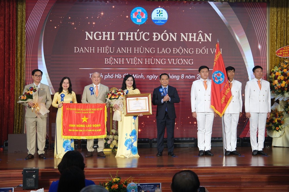 Bệnh viện Hùng Vương đón danh hiệu Anh hùng Lao động