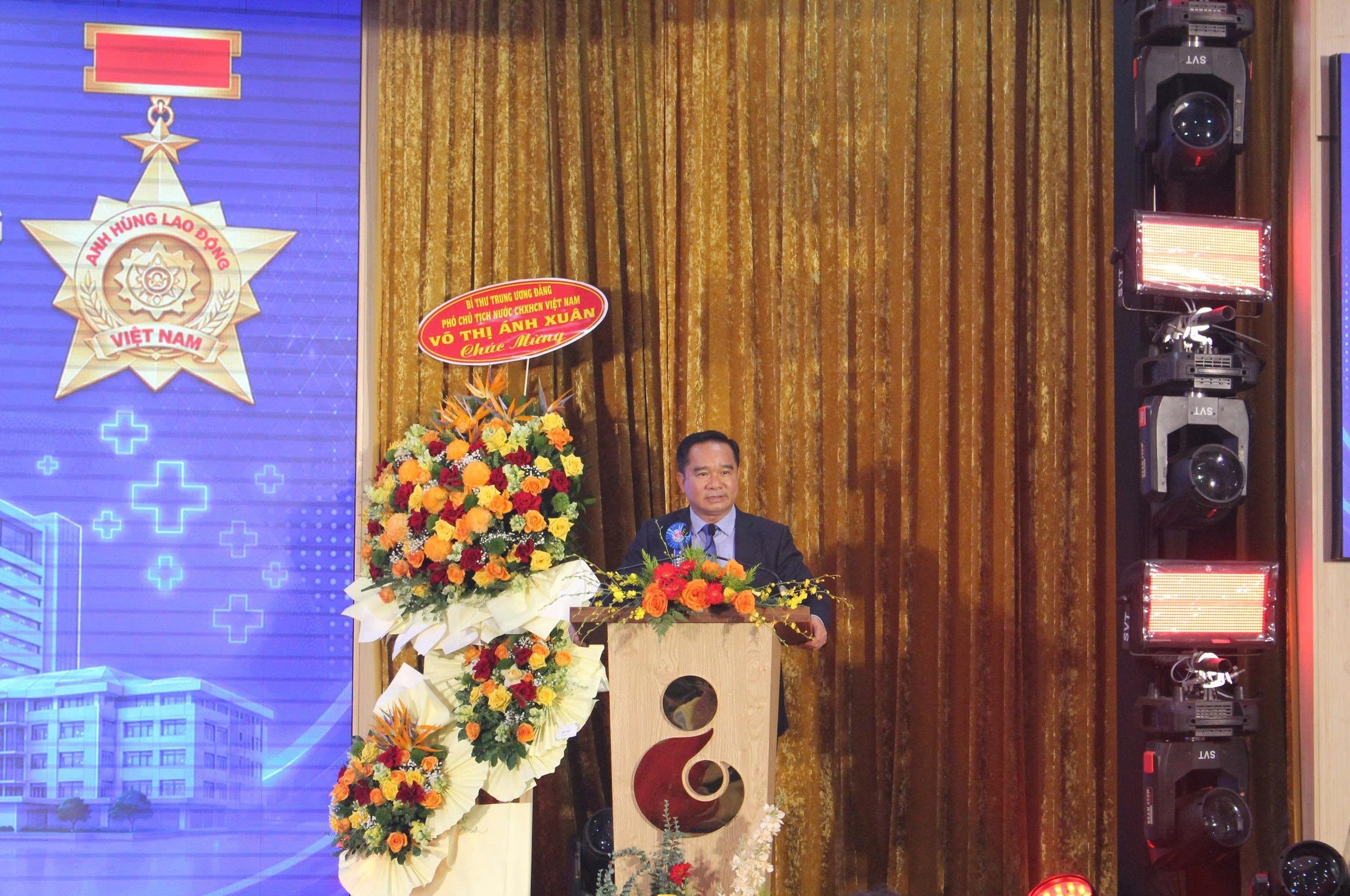 benh-vien-hung-vuong-don-danh-hieu-anh-hung-lao-dong-4-1787384165.jpg