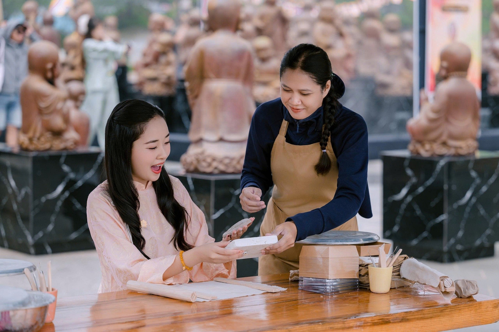 thuc-hanh-lam-gom-bang-dat-set-1787824376.jpg