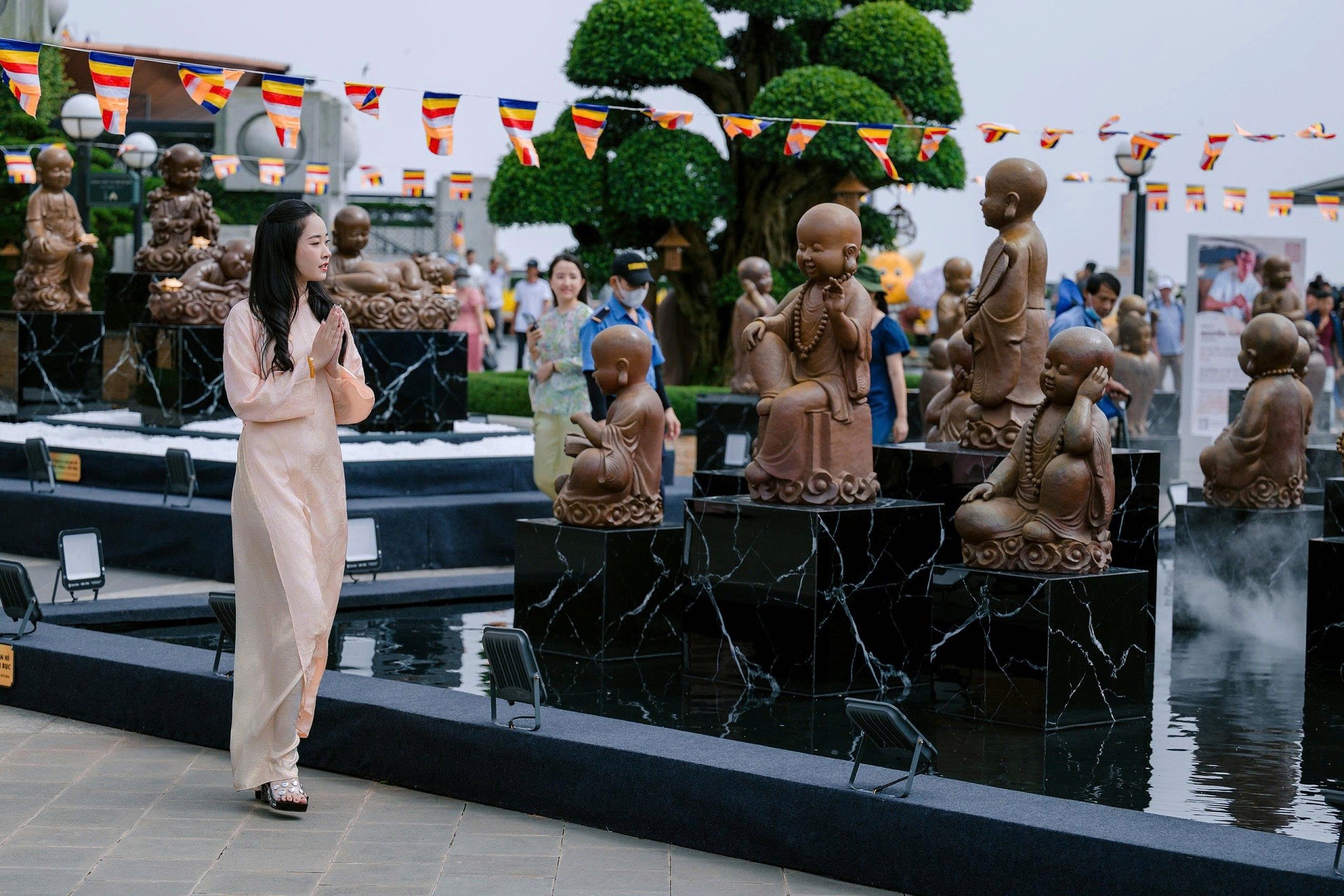 trien-lam-kinh-gom-thanh-am-the-gian-1787824377.jpg