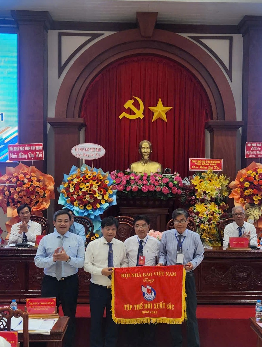 co-thi-dua-tap-the-xuat-sac-hoi-nha-bao-1787969047.jpg