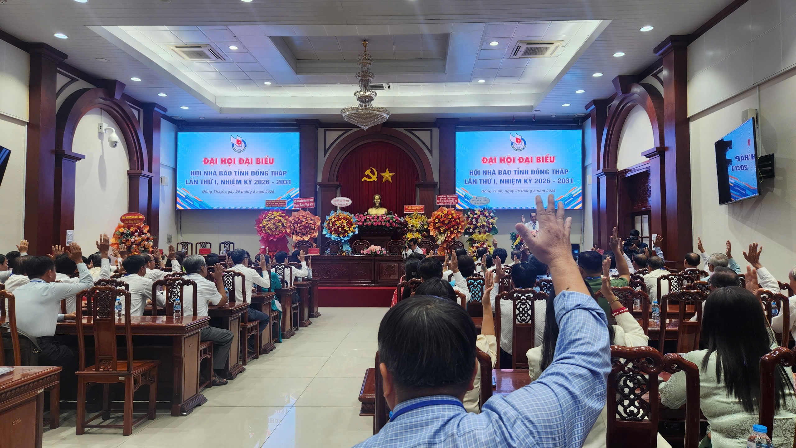 gio-tay-bieu-quyet-hoi-nha-bao-dong-thap-1787969048.jpg