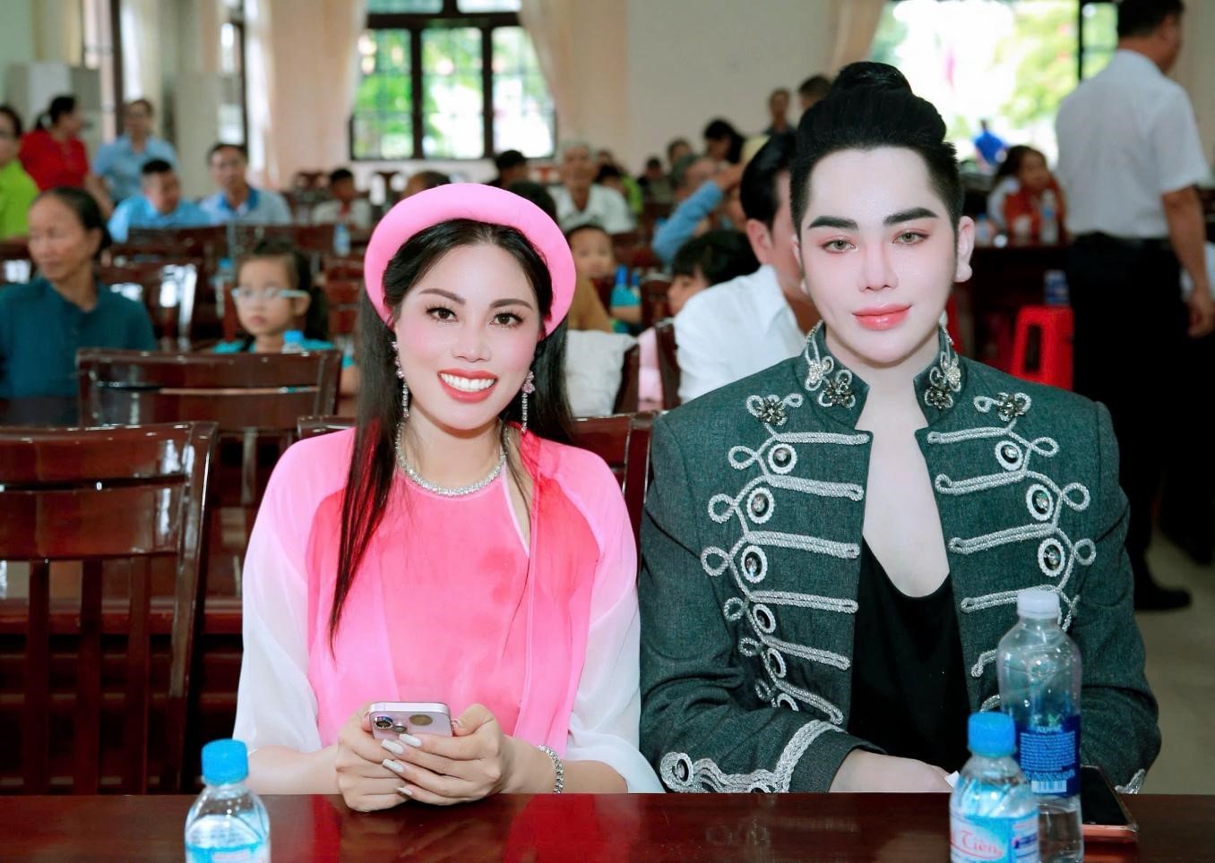 ca-si-cau-hy-hoa-hau-da-minh-chau-1788094368.jpg