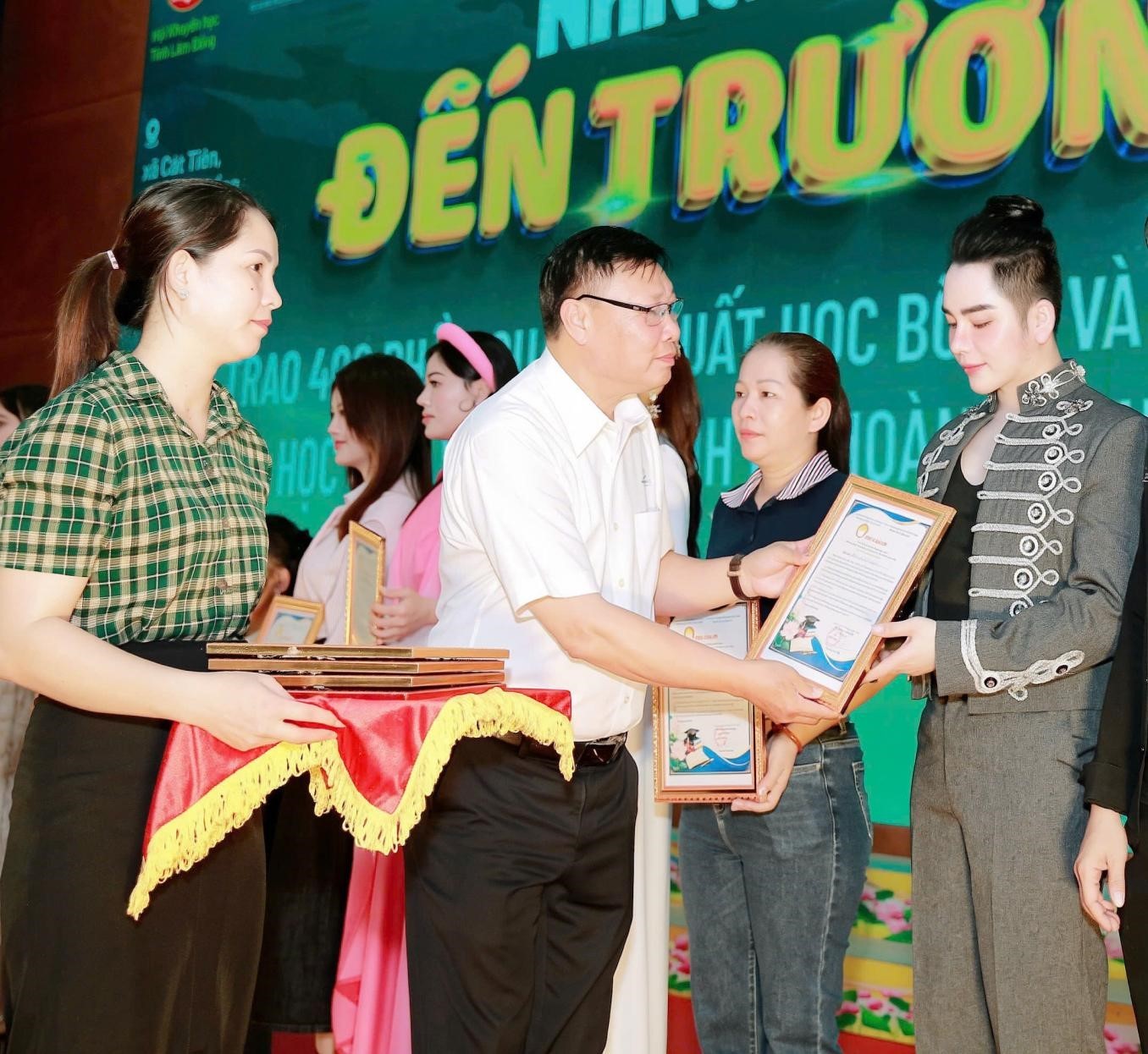 ca-si-cau-hy-nhan-giay-cam-on-1788094369.jpg