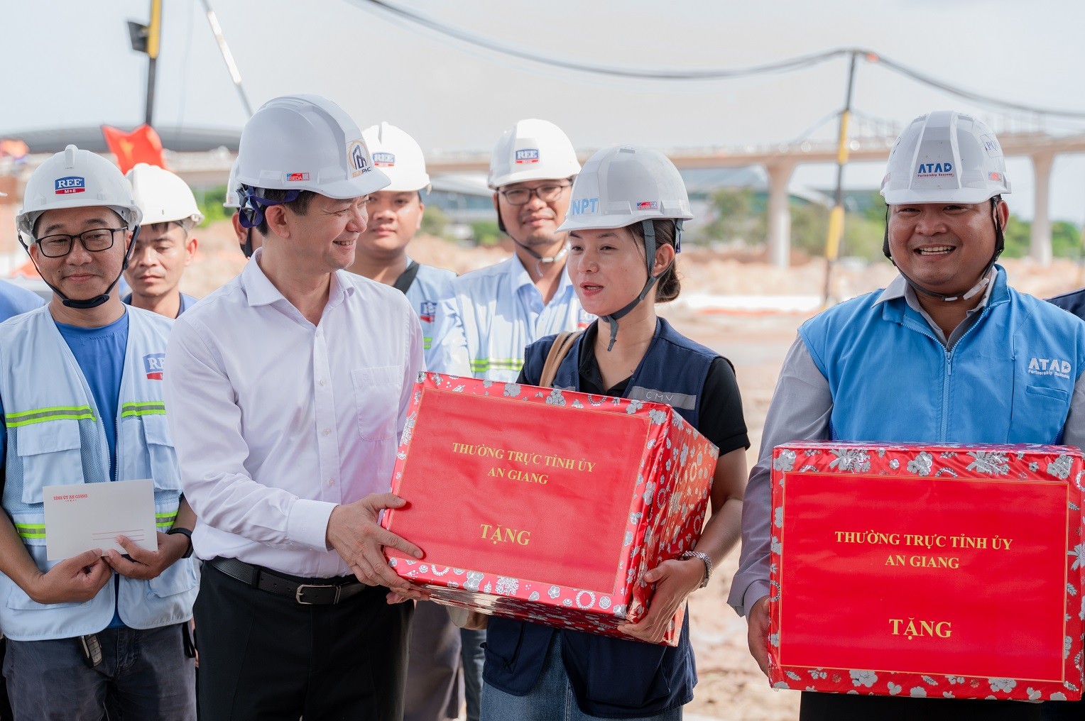 bi-thu-tinh-uy-le-quang-tung-tang-qua-1788404896.jpg