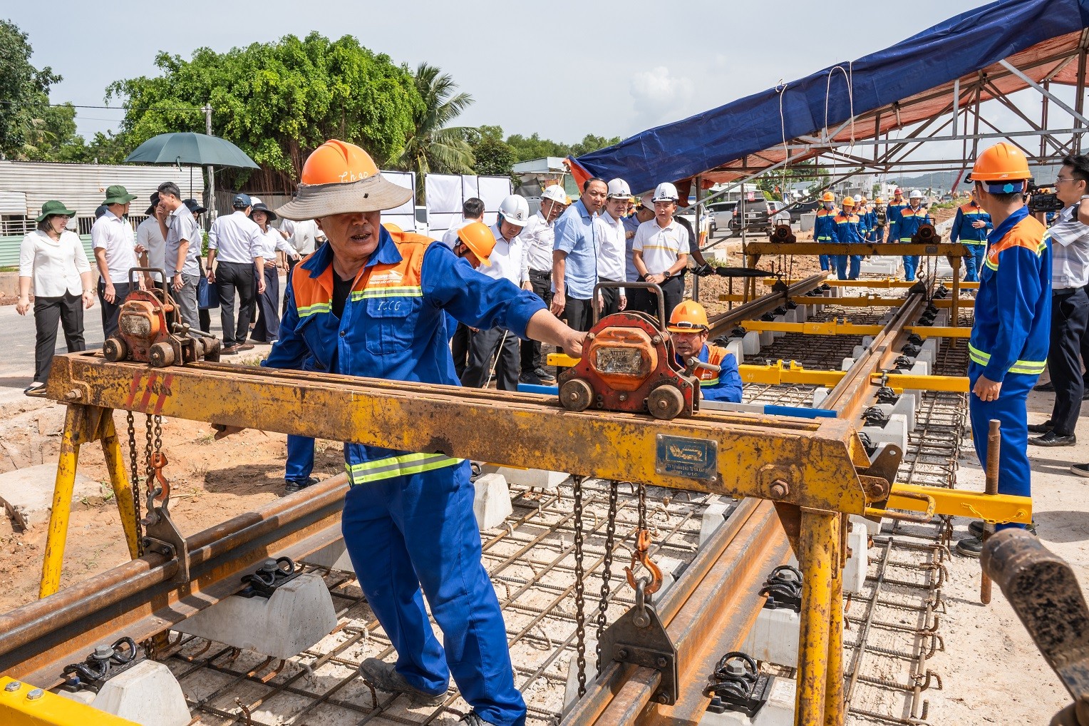 thi-cong-tuyen-duong-sat-lrt-phu-quoc-1788404934.jpg