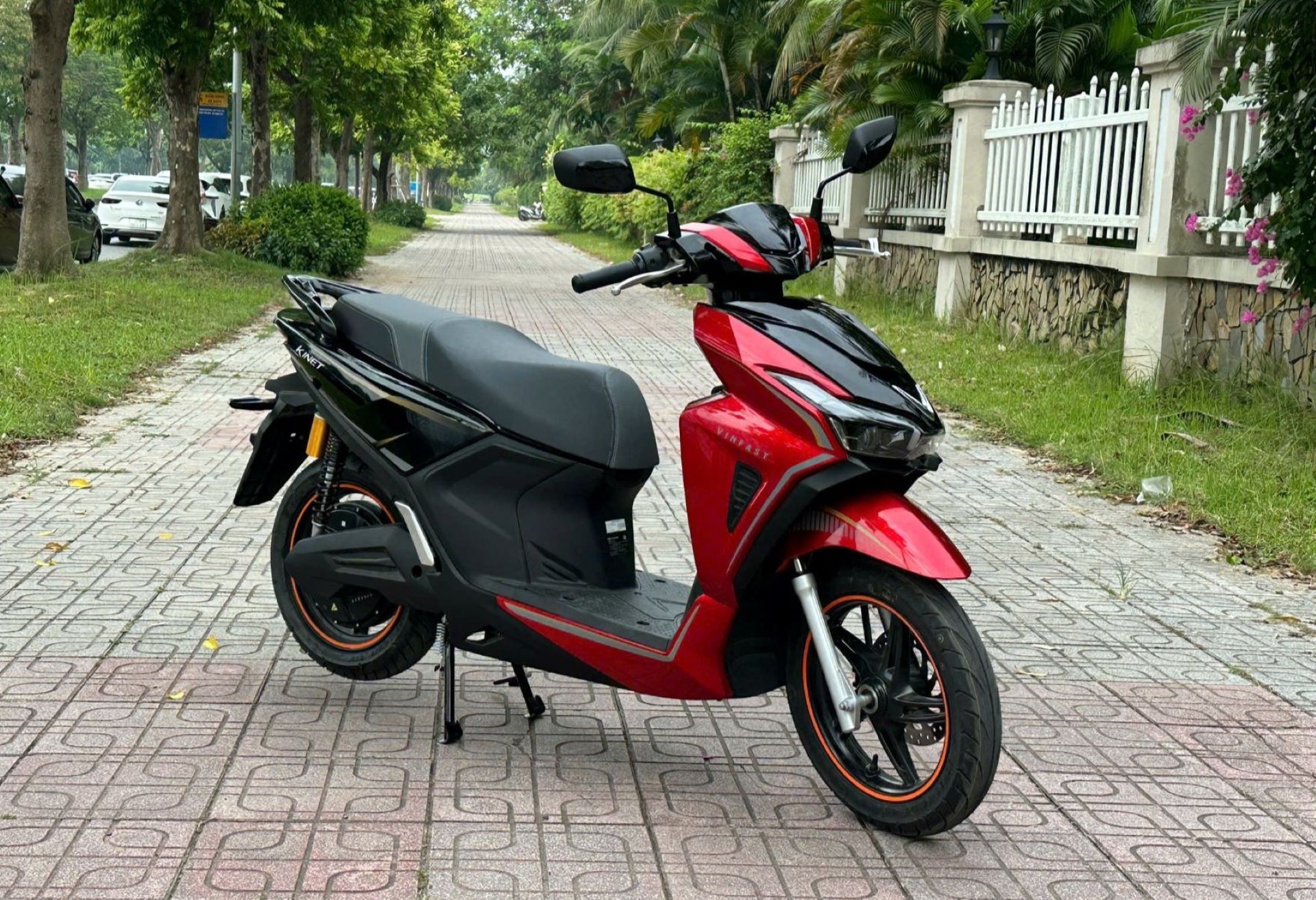 VinFast Kinet giúp người lái chủ động ngày mưa với chuẩn IP67, bánh lớn, gầm cao ảnh 1