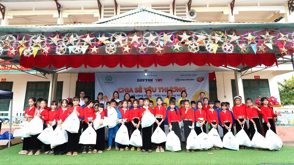 mua-trang-ven-tron-den-voi-tre-em-va-nguoi-dan-tan-lac-1789711878.JPG