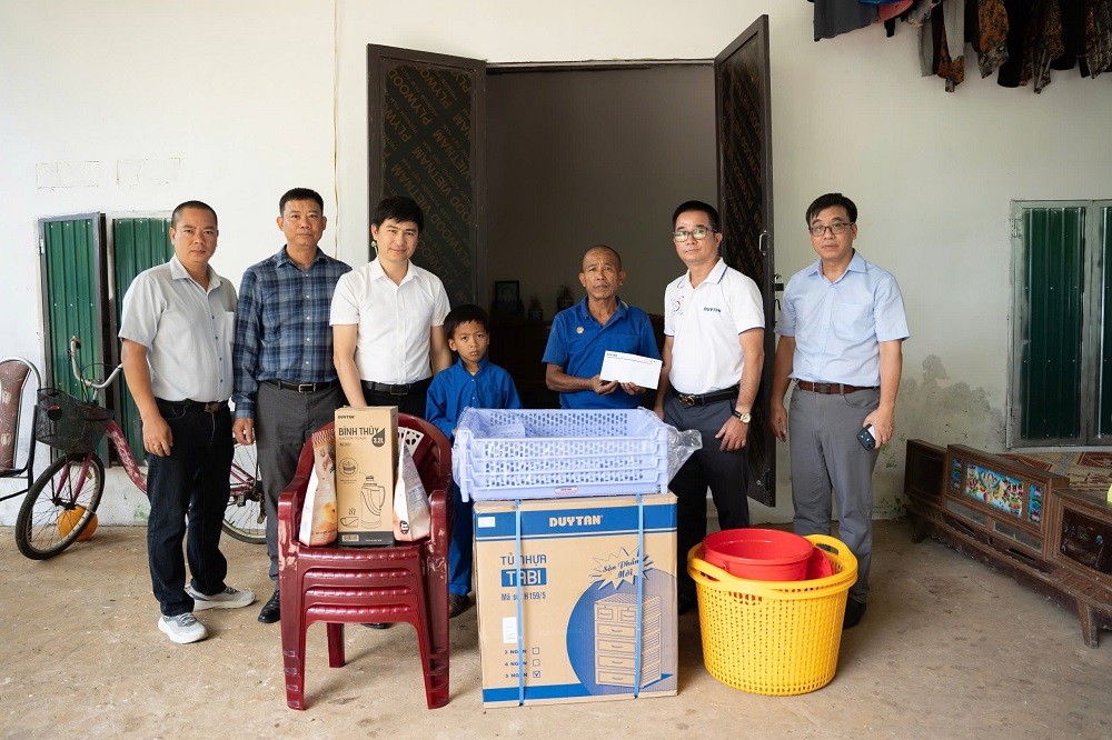 mua-trang-ven-tron-den-voi-tre-em-va-nguoi-dan-tan-lac-4-1789711878.jpg