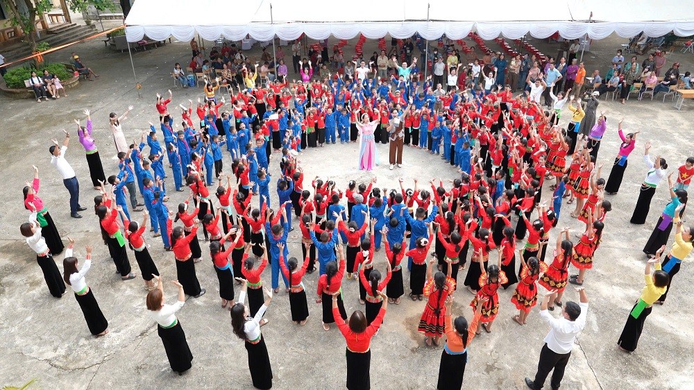 mua-trang-ven-tron-den-voi-tre-em-va-nguoi-dan-tan-lac-5-1789711878.jpg