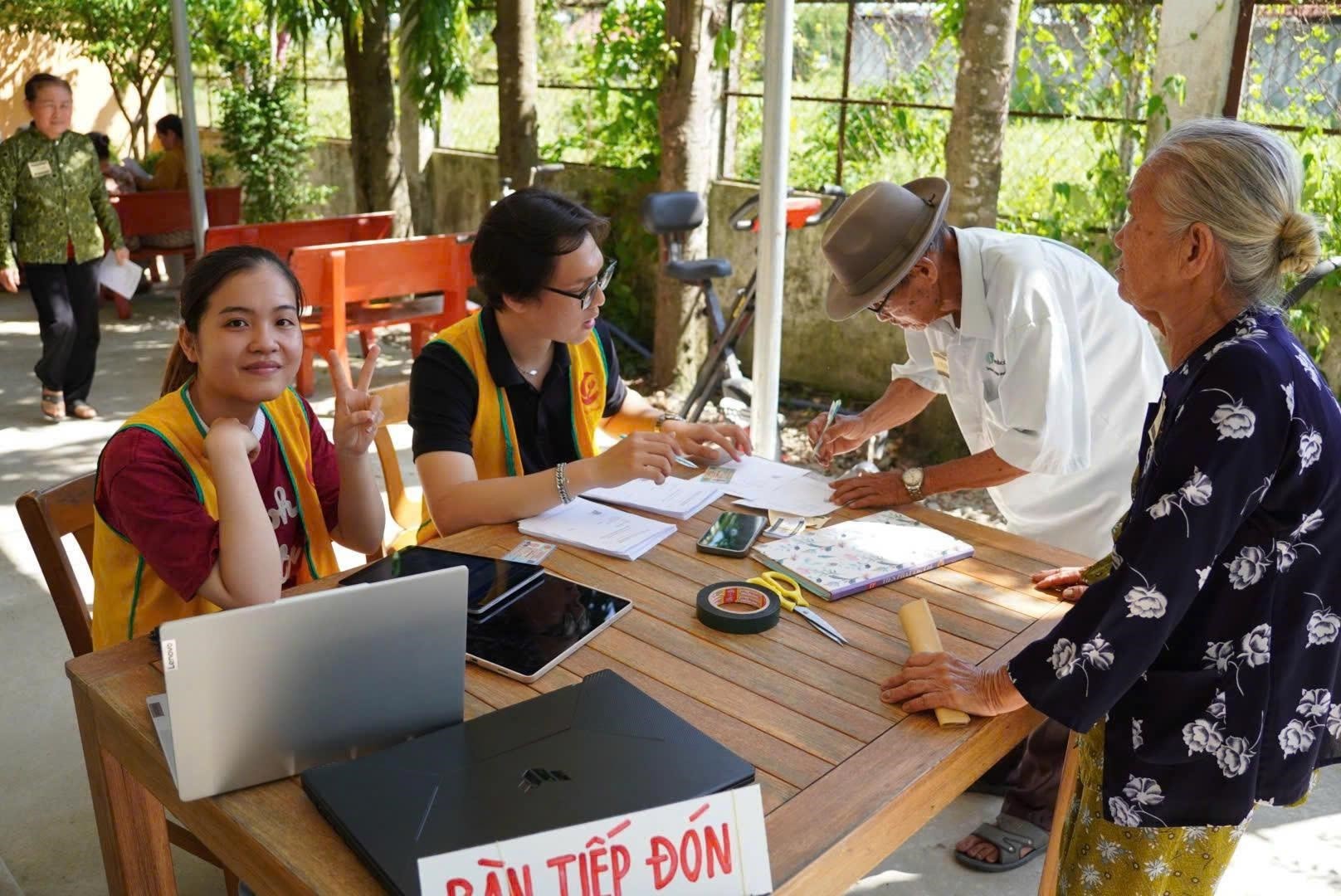 cong-ngoai-1-con-trang-ban-tiep-don-1791206489.jpg