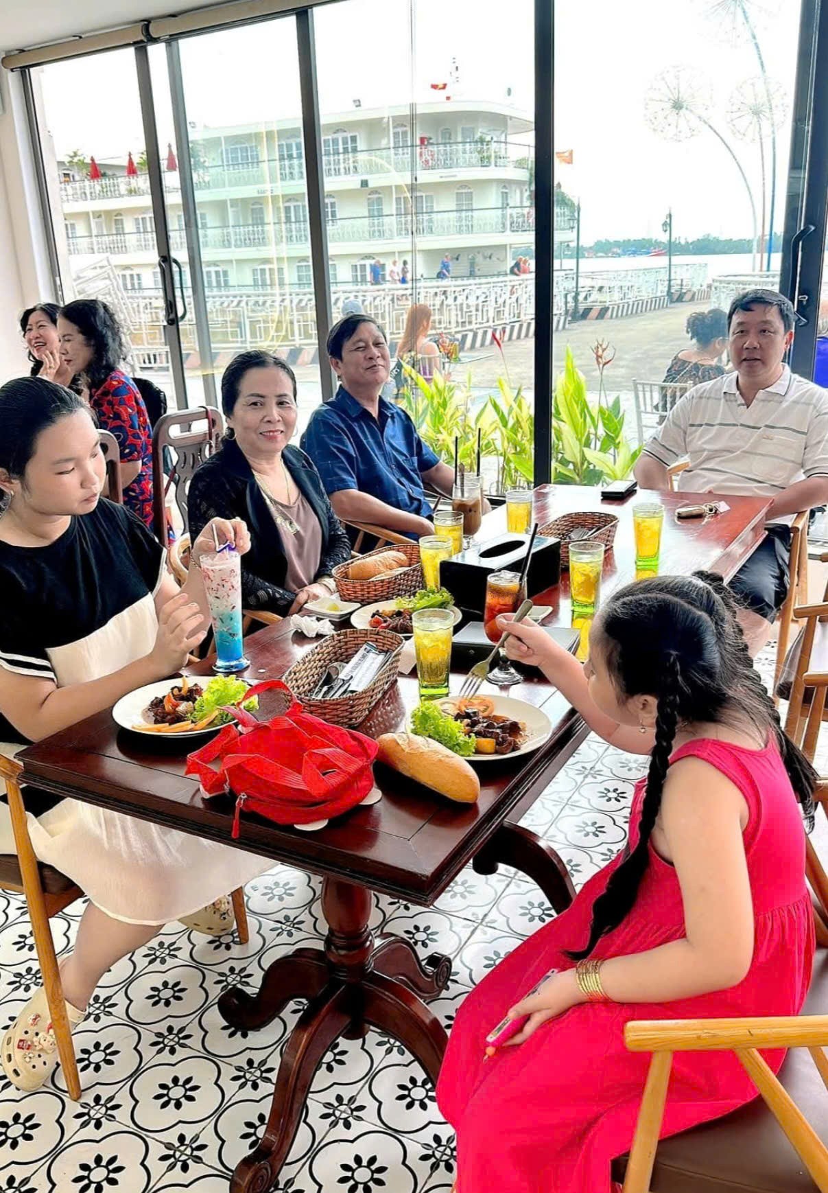 gia-dinh-cang-du-thuyen-my-tho-1791212750.jpg