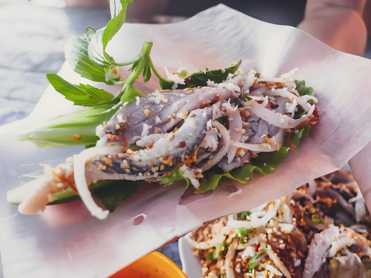 goi-ca-trich-cuon-banh-trang-phu-quoc-1791183136.jpg
